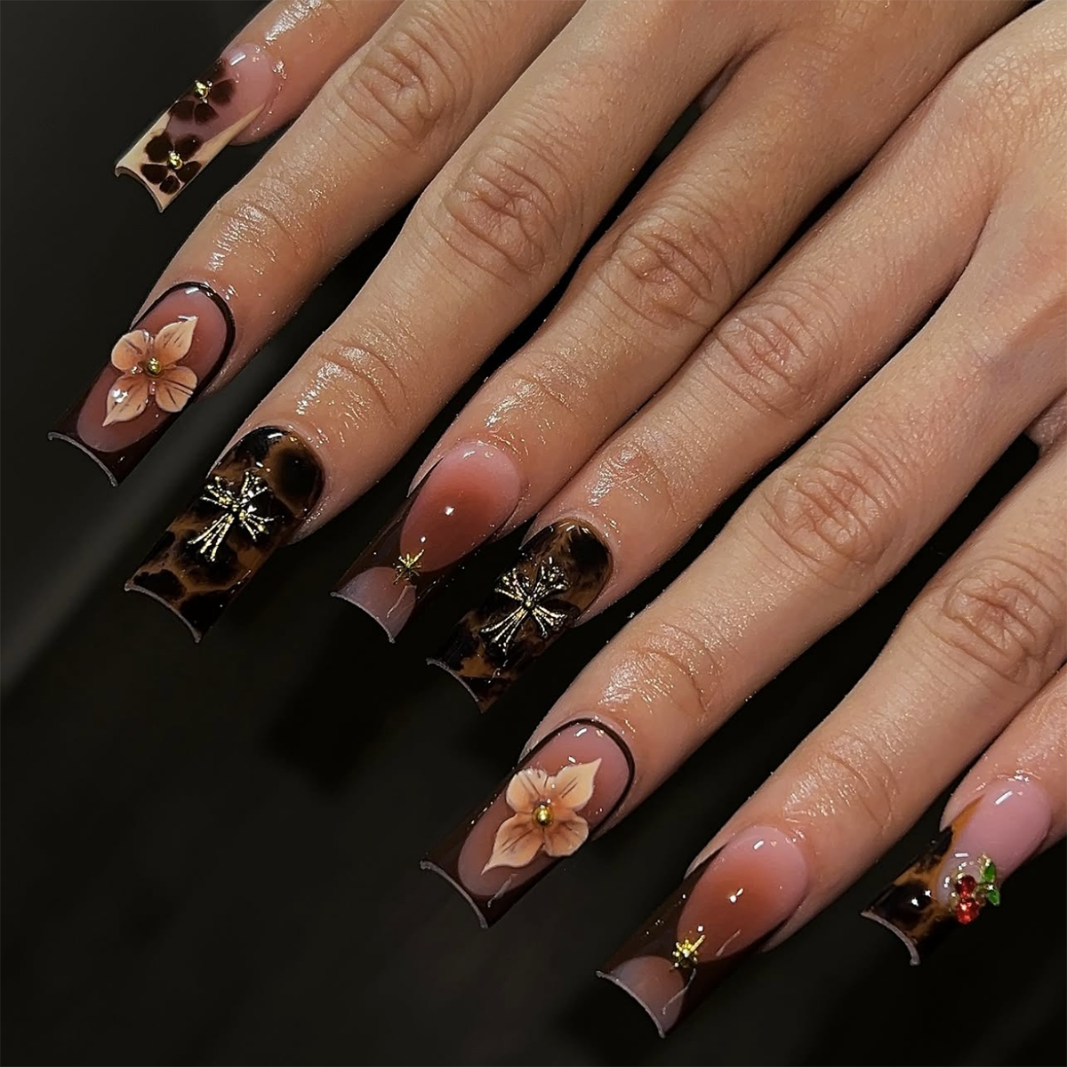 Retro Brown 24Pcs Flower Cherry Rhinestone Pattern Full Cover Fake Nails for Finger Application